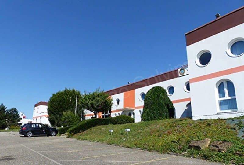 Property complex of 4,957 m² on a plot of 10,438 m² for sale or rent in Faulquemont.  1,500 m² of available space.