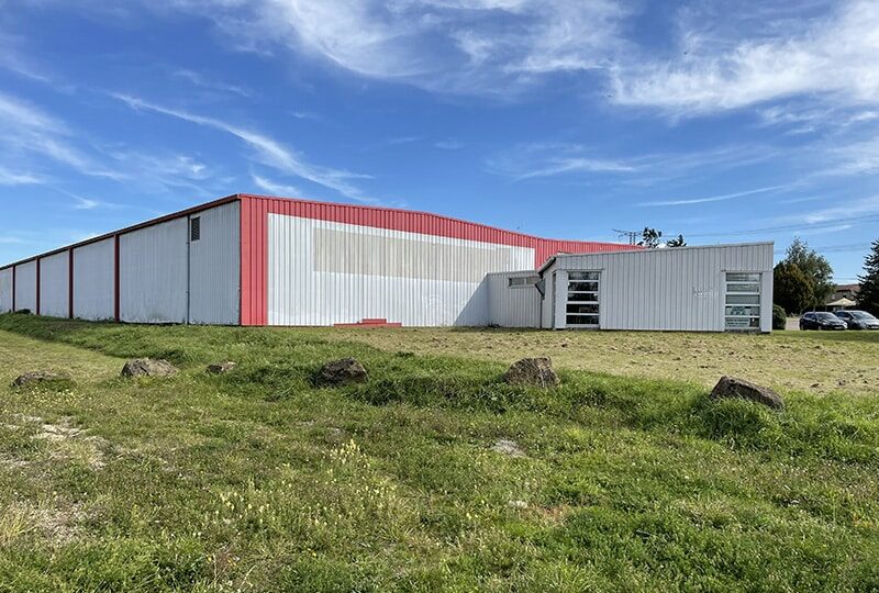 2,900 m² business building for rent in Sainte-Marie-aux-Chênes