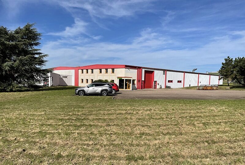 2,900 m² business building for rent in Sainte-Marie-aux-Chênes