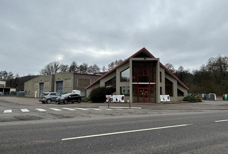 1 970 m² comprenant deux halls et des bureaux à louer