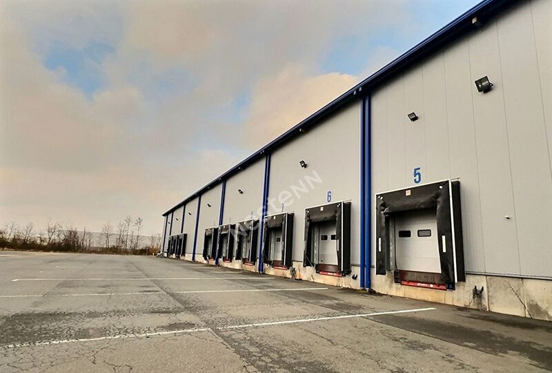 Entrepôt à usage de stockage, entreposage, activité logistique à louer