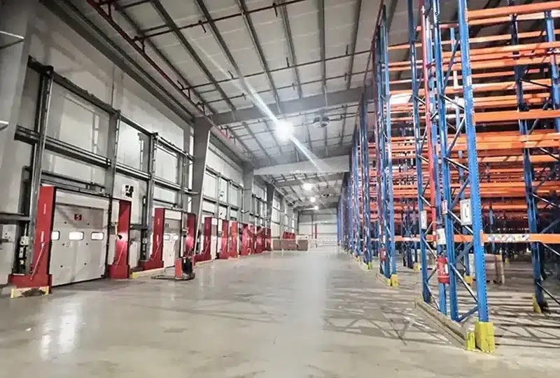 Entrepôt à usage de stockage, entreposage, activité logistique à louer