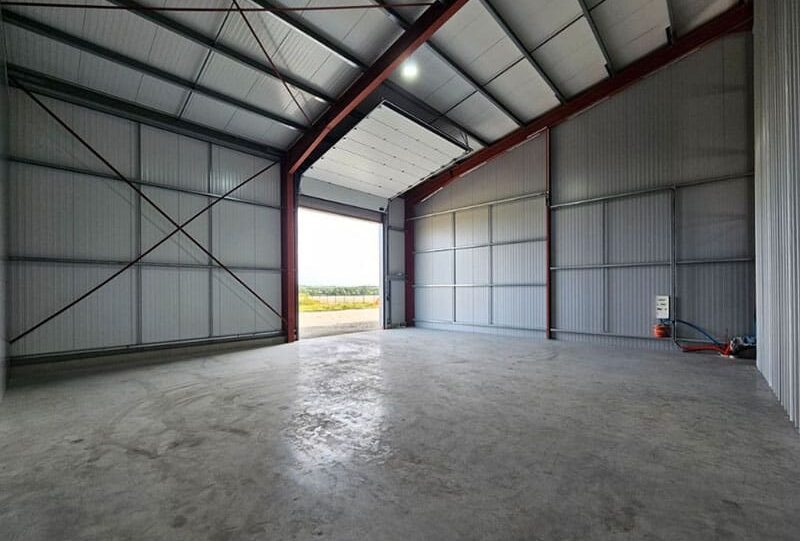 125 m² de hall disponibles à la location.