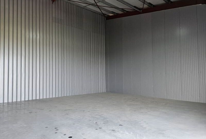 125 m² de hall disponibles à la location.