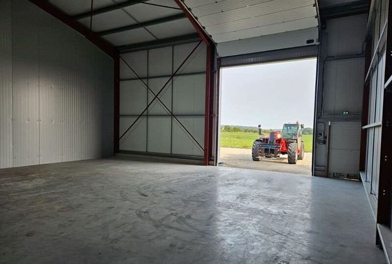 125 m² de hall disponibles à la location.