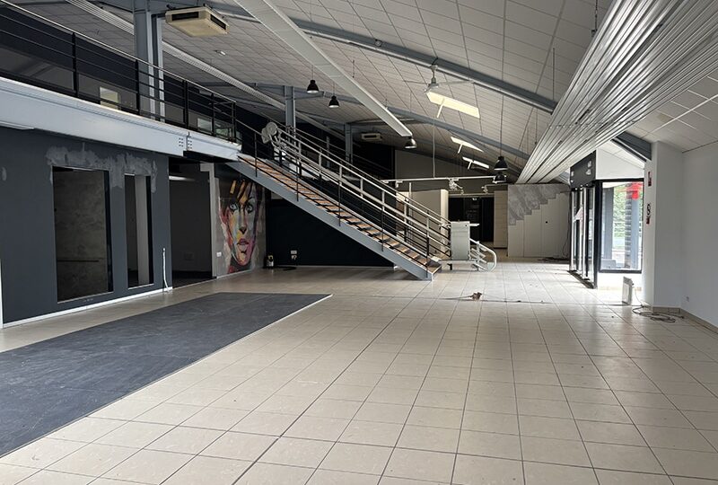 Grand local commercial de 1 740 m² avec parking à Macheren – Idéal commerce spécialisé