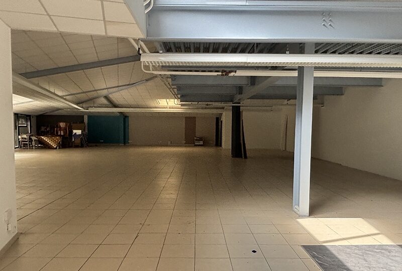 Grand local commercial de 1 740 m² avec parking à Macheren – Idéal commerce spécialisé