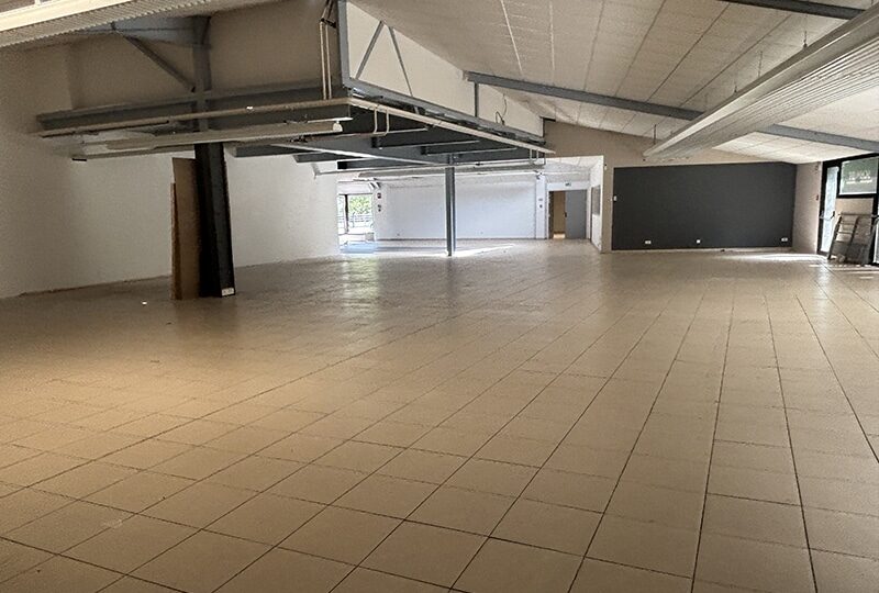Grand local commercial de 1 740 m² avec parking à Macheren – Idéal commerce spécialisé