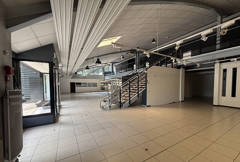 Grand local commercial de 1 740 m² avec parking à Macheren – Idéal commerce spécialisé