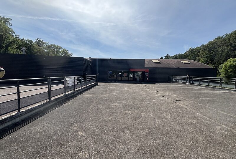 Grand local commercial de 1 740 m² avec parking à Macheren – Idéal commerce spécialisé