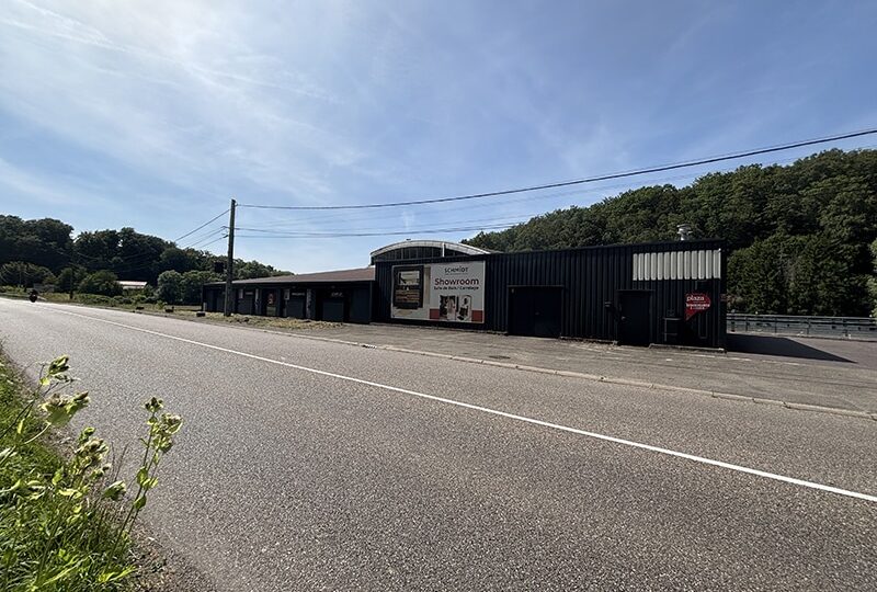 Grand local commercial de 1 740 m² avec parking à Macheren – Idéal commerce spécialisé