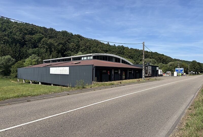 Grand local commercial de 1 740 m² avec parking à Macheren – Idéal commerce spécialisé