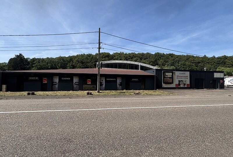 Grand local commercial de 1 740 m² avec parking à Macheren – Idéal commerce spécialisé